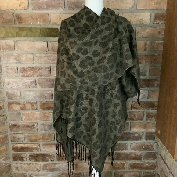 Woolrich Jackets & Blazers - WOOLRICH Animal Print Blanket Shawl SZ-One Size